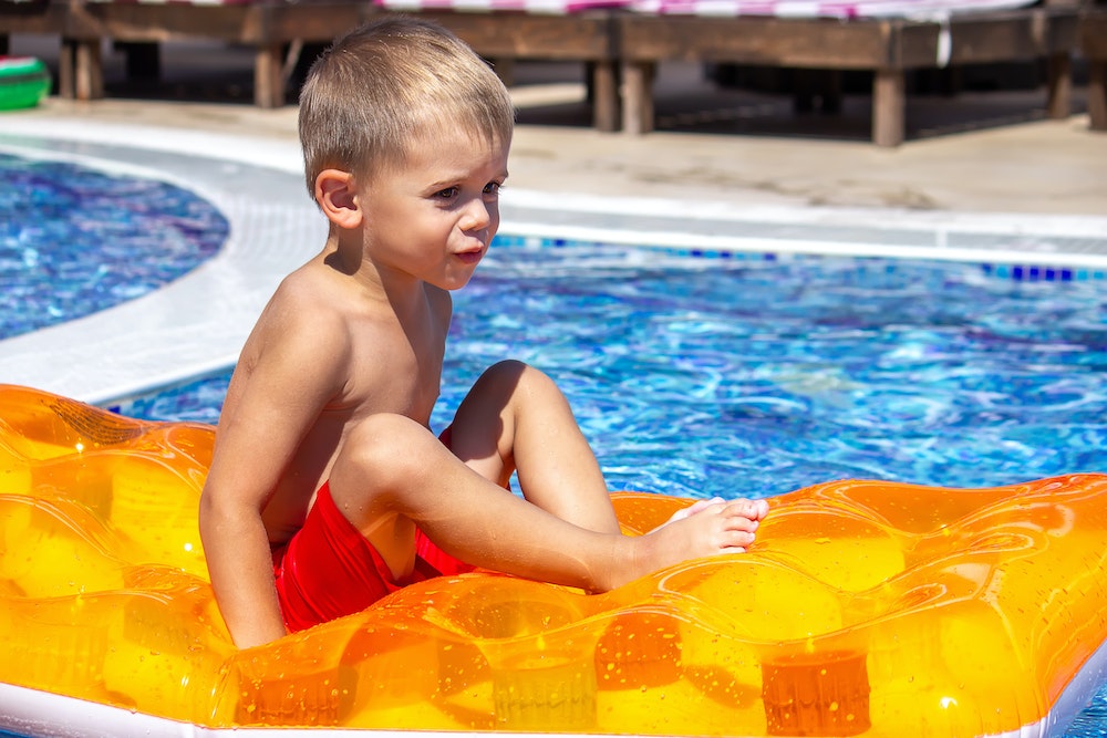Piscine hors sol : Les avantages et les critères à considérer pour faire le bon choix